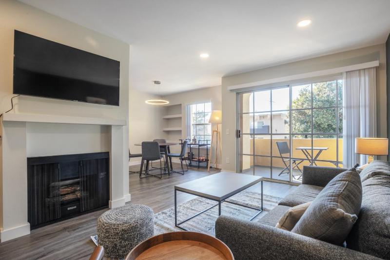 W Hollywood 1BR nr Shops Melrose LAX-209 — отель с удобным расположением в Лос-Анджелесе