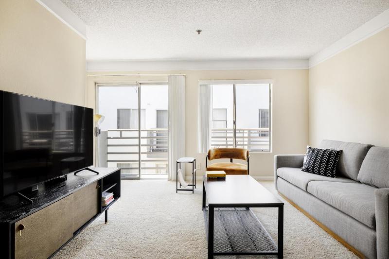 Sherman Oaks 1BR w Pool Gym Lounge nr TJ WF LAX-456 — отель в Лос-Анджелесе, Соединенные Штаты Америки