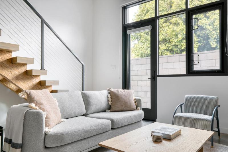 Silver Lake 2br w courtyard near Freeways LAX-884 — забронировать отель в Лос-Анджелесе