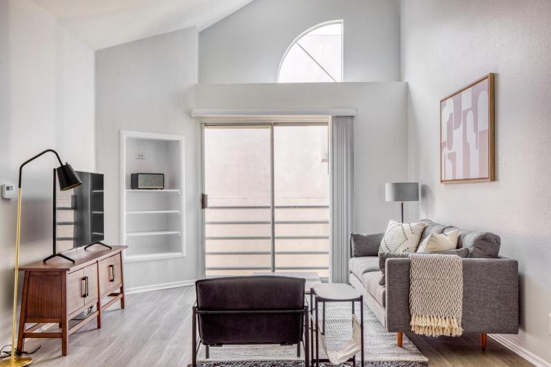 Sherman Oaks 1BR nr Ventura Blvd shops TJ WF LAX-497 — отель с удобствами в Лос-Анджелесе