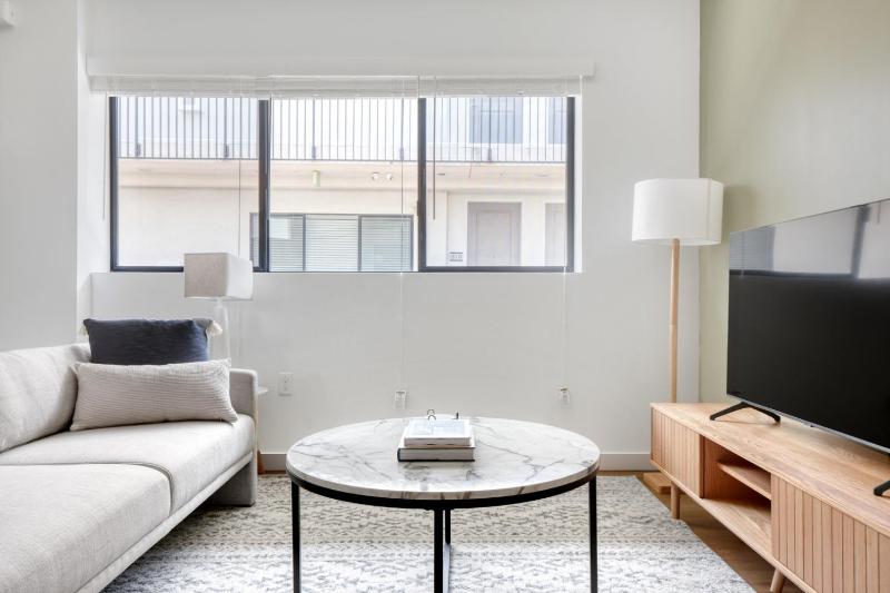 Цены на Culver City 1BR w Gym Roof in Walkable Area LAX-806 в Лос-Анджелесе