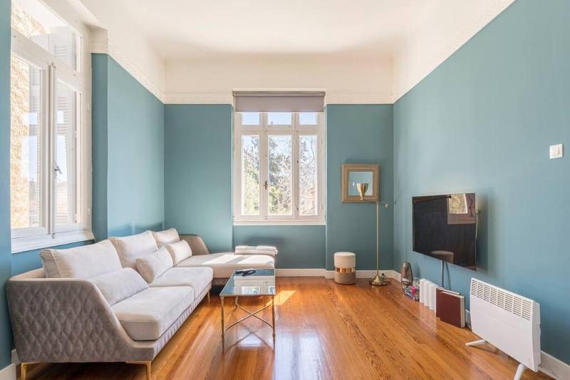 House in Kolonaki with free parking space — отель с удобствами в Афины