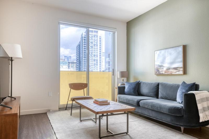 Downtown 1br w pool gym lounge nr 110 LAX-1012 — отель с удобным расположением в Лос-Анджелесе