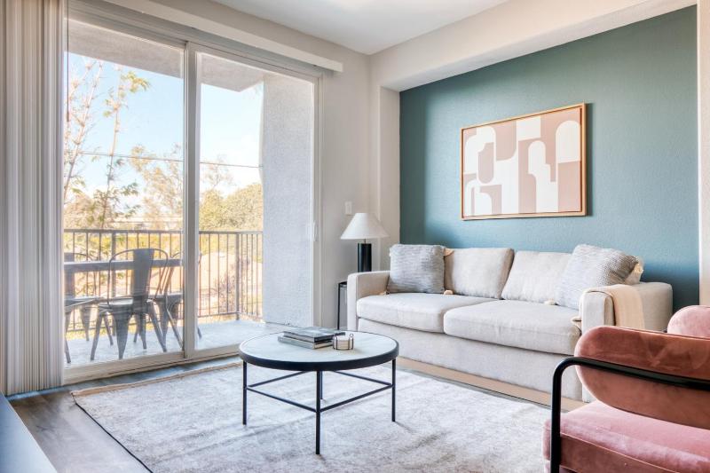 Mar Vista 2br w wd nr restaurants shops LAX-954 — отель с удобным расположением в Лос-Анджелесе