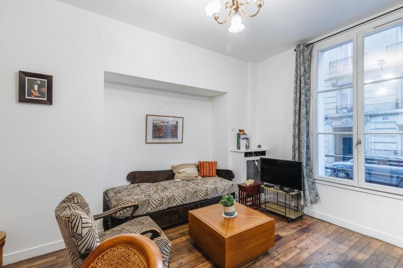 Цены на Nice 34m well located - Montmartre district в Париже