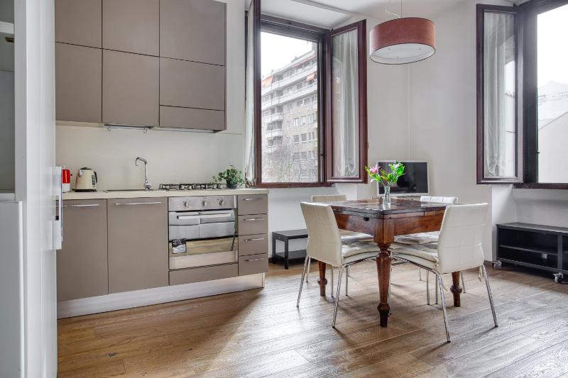 JOIVY Classic flat with balcony — комфортный отель в Милане