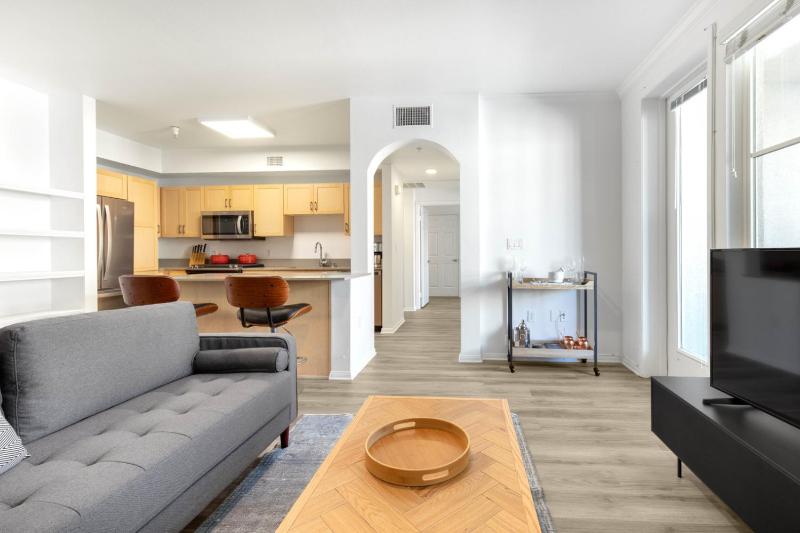 Hollywood 2BR w Gym Pool Spa nr Sunset Blvd LAX-200 — отель с удобствами в Лос-Анджелесе