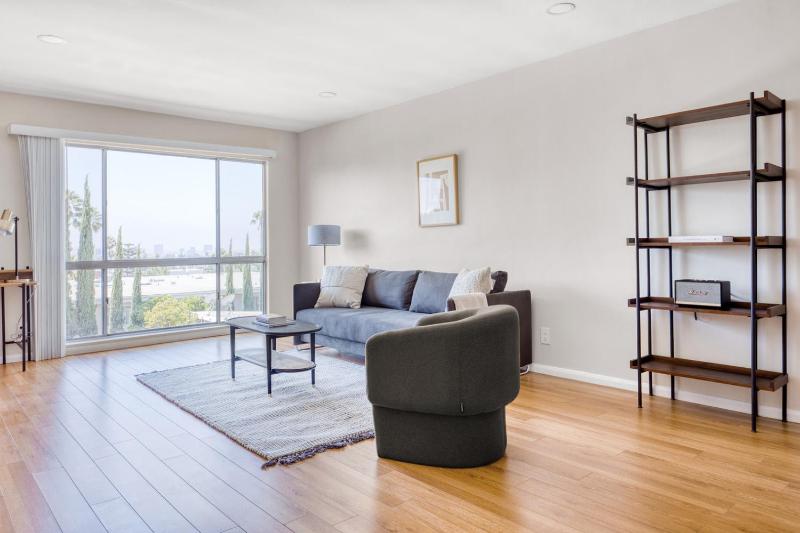 Цены на Hollywood 1BR w Pool nr metro restaurants LAX-471 в Лос-Анджелесе