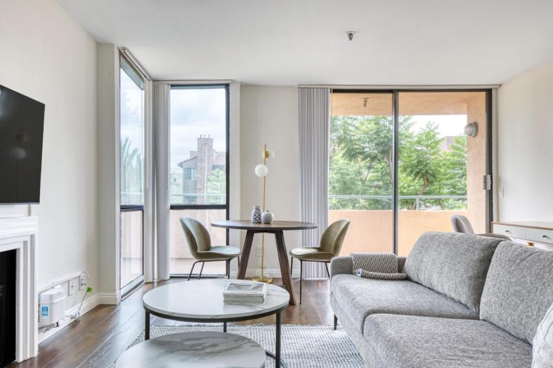 Hollywood 1BR w Pool nr metro restaurants LAX-509 — отель с удобствами в Лос-Анджелесе