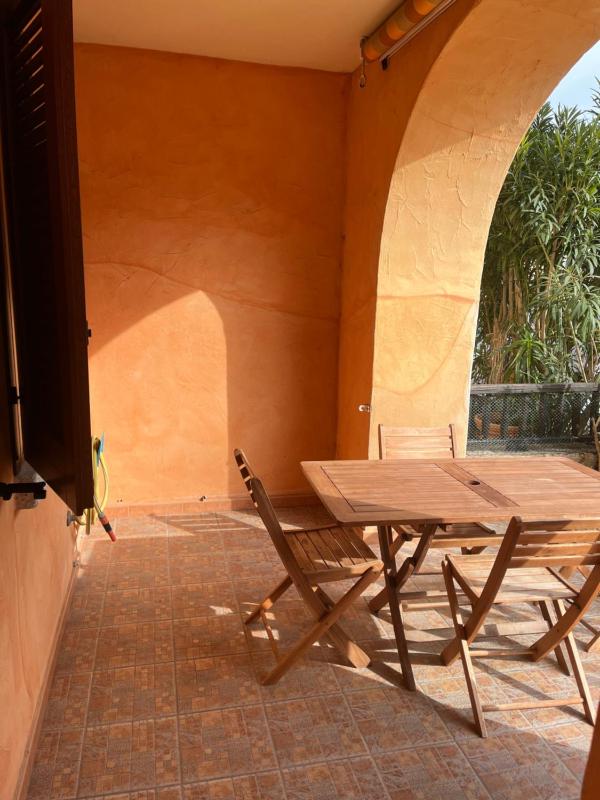 Spazioso monolocale con terrazza a Golfo Aranci