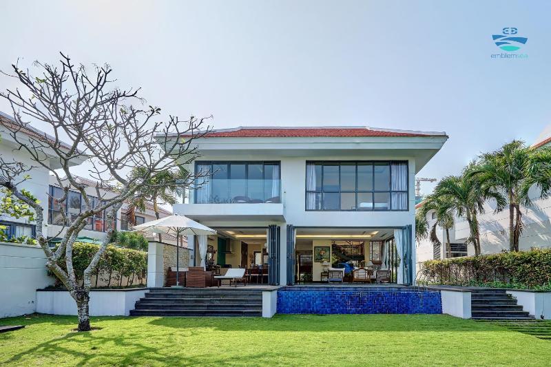 EmblemSea - Oceanvillas 3 bedrooms — отель с удобным расположением в Дананге