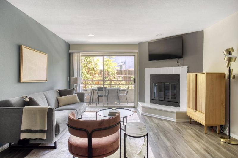 Цены на Ample Westwood 2BR nr UCLAMedical Center LAX-137 в Лос-Анджелесе
