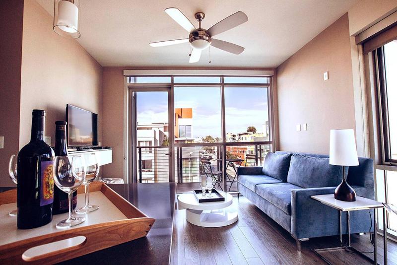 Цены на 2 bedroom 2 bathroom Masterpiece with Pool в Лос-Анджелесе