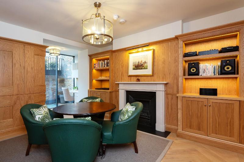 Veeve - Silver Screen to South Kensington — забронировать отель в Лондоне
