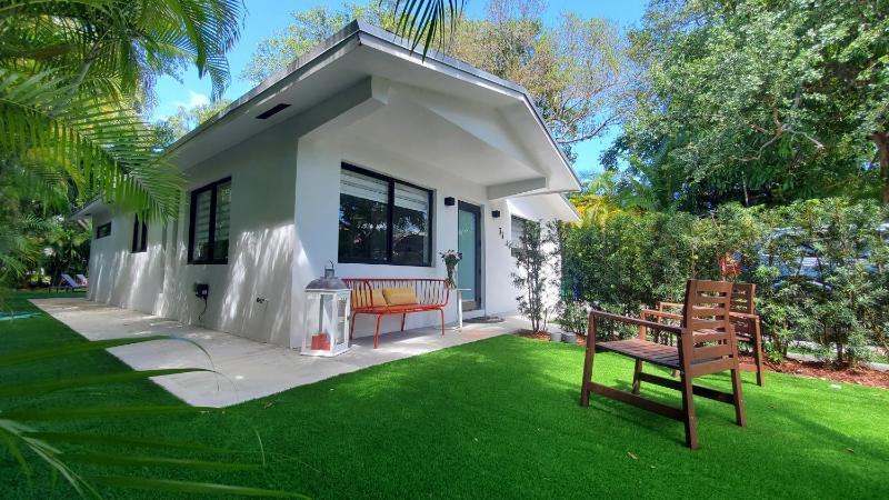 Design District by Midtown, Wynwood, Brickell, 10 min to the Beach, FREE PARKING — комфортный отель в Майами