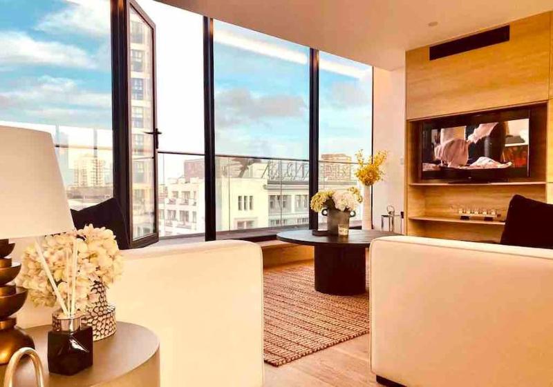 Large 3 Bed 3 Bathrooms Penthouse with terrace and City views in London — отель с удобствами в Лондоне