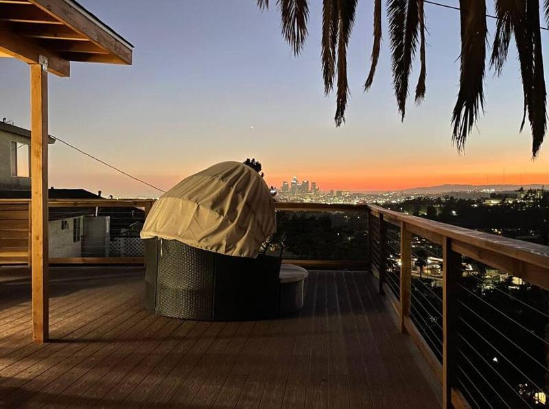 INCREDIBE DTLA VIEW ON DECK 2B1B QUEEN BEDS — отель с удобным расположением в Лос-Анджелесе