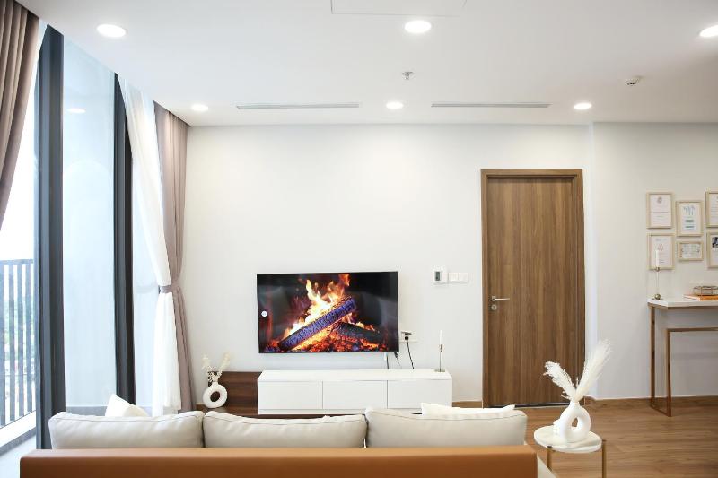 Elegant 2BR Apartment with Panoramic Park Views, Eco Green Sai Gon, District 7 — отель с удобствами в Хошимине