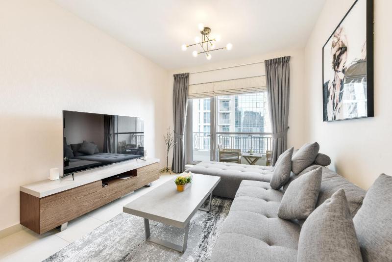 Super Deal! - 1BR Downtown BLVD Near Burj Khalifa & Mall — отель с удобствами в Дубае