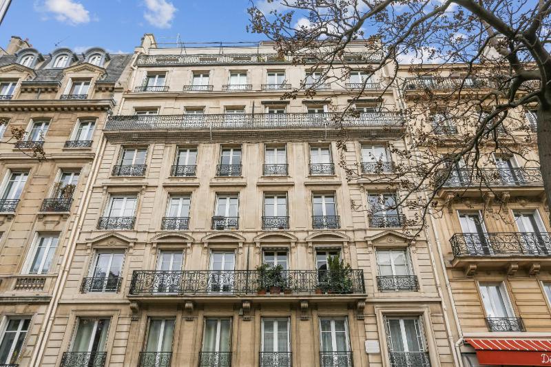 2 Bedroom Luxurious Apartment next to Arc de Triumphe — отель с удобным расположением в Париже