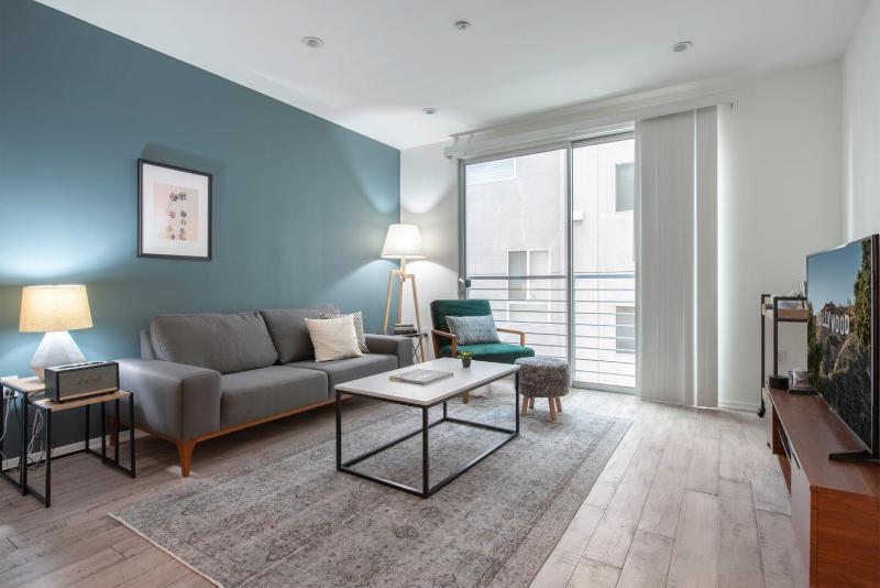 Цены на Westwood 1BR w WD rooftop nr Century City LAX-80 в Лос-Анджелесе