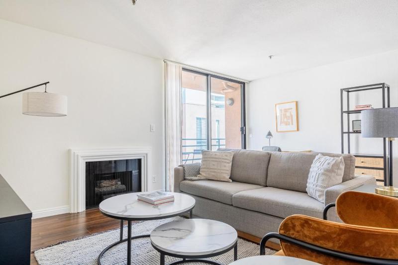 Hollywood 1BR w Pool nr metro restaurants LAX-511 — комфортный отель в Лос-Анджелесе