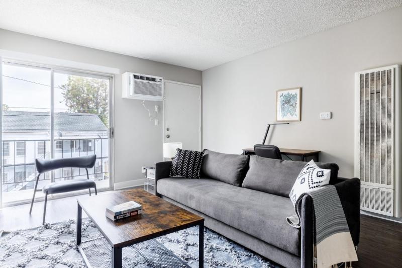 W Hollywood 1BR w Gym BBQ nr nightlife LAX-450 — отель с удобствами в Лос-Анджелесе