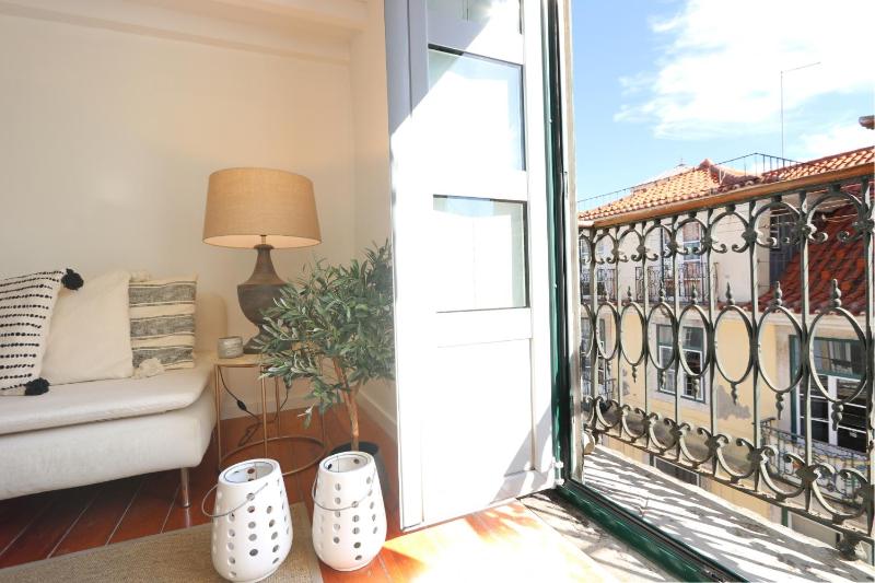 Chic Urban Retreat at Rossio with a Sunny Balcony! — забронировать отель в Лиссабоне