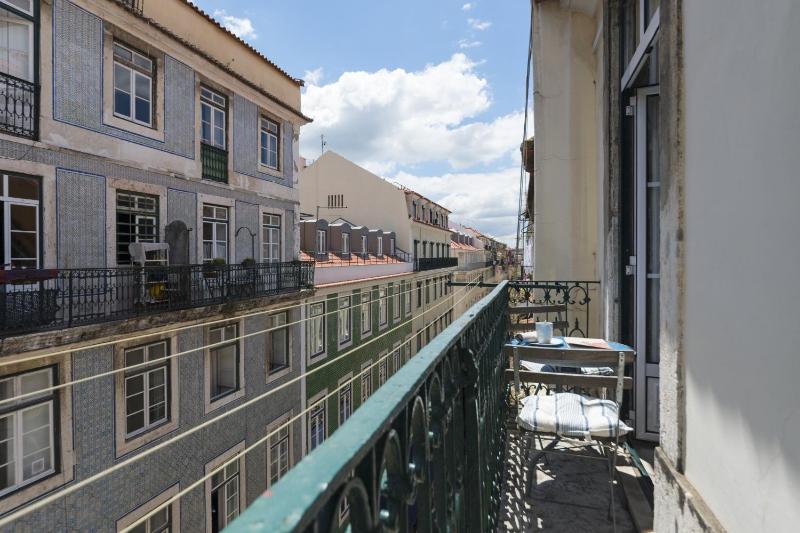 Chic Urban Apartment at Downtown with a Sunny Balcony! — комфортный отель в Лиссабоне