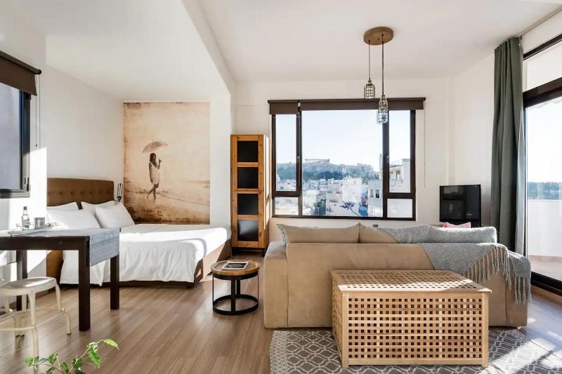 Explore Nightlife Near an Apartment With an Acropolis View — комфортный отель в Афины
