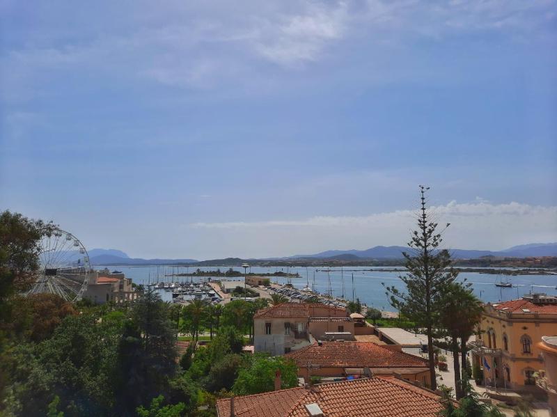Antares Rooms a Olbia - Elegante apt vista porto