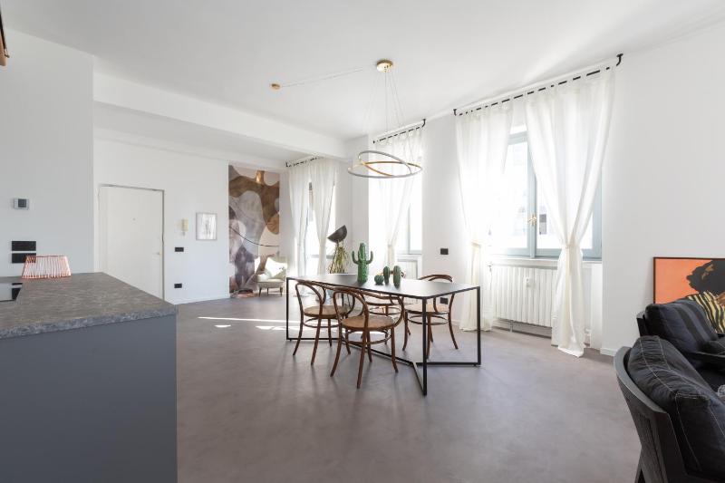 Sant'Ambrogio Bright and Stylish Flat — забронировать отель в Милане