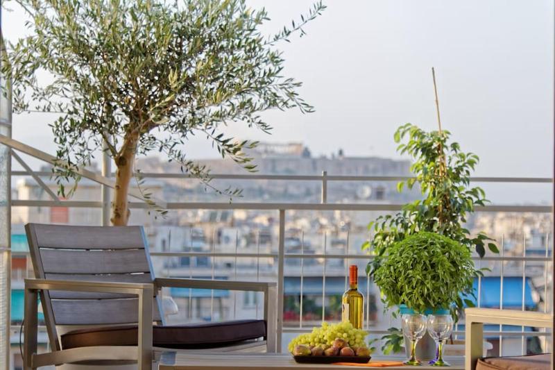 Large terrace with Acropolis of Athens view — отель в Афины, Греция