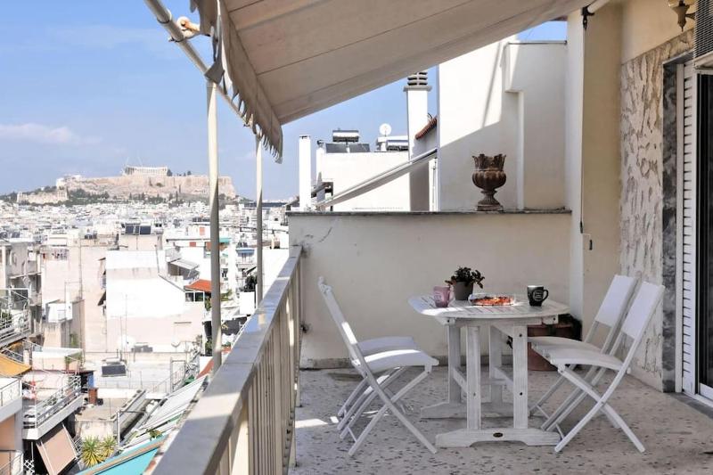2 level apartment with terrace and Acropolis view — отель в Афины, Греция