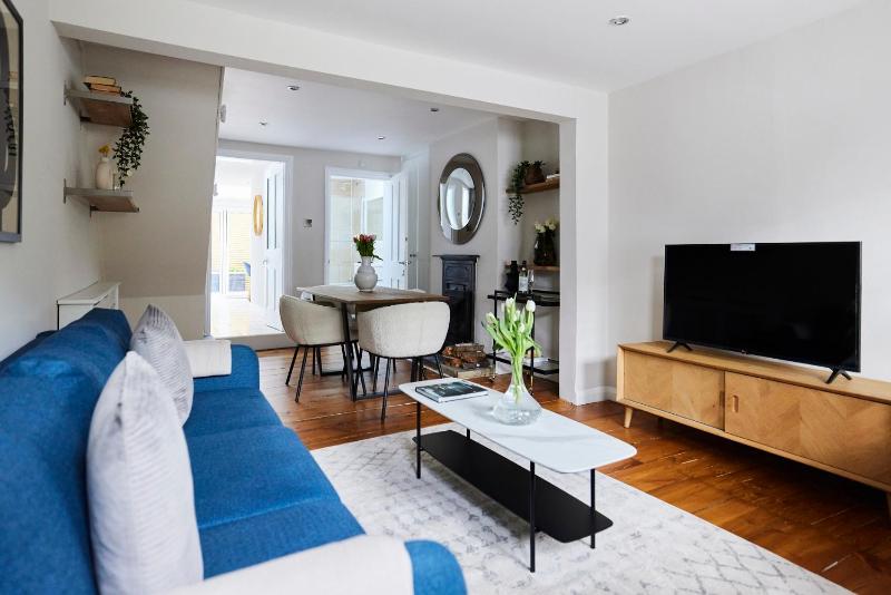 The Elmbridge Getaway - Glamorous 2BDR with Garden — отель с удобным расположением в Лондоне