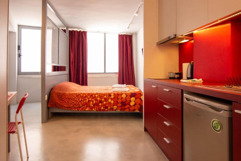 Red cosy studio in Athens center — отель с удобным расположением в Афины