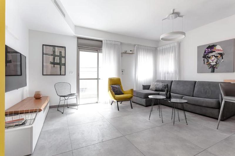 One Step from the Sea Apartment 3 — отель в Тель-Авиве, Израиль