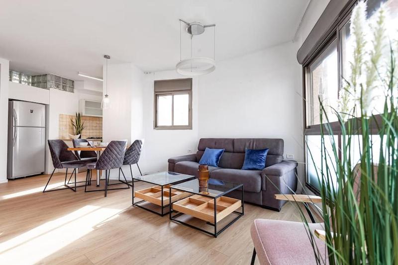 One Step from the Sea. Seaview. Apt 6 +parking. — отель с удобствами в Тель-Авиве