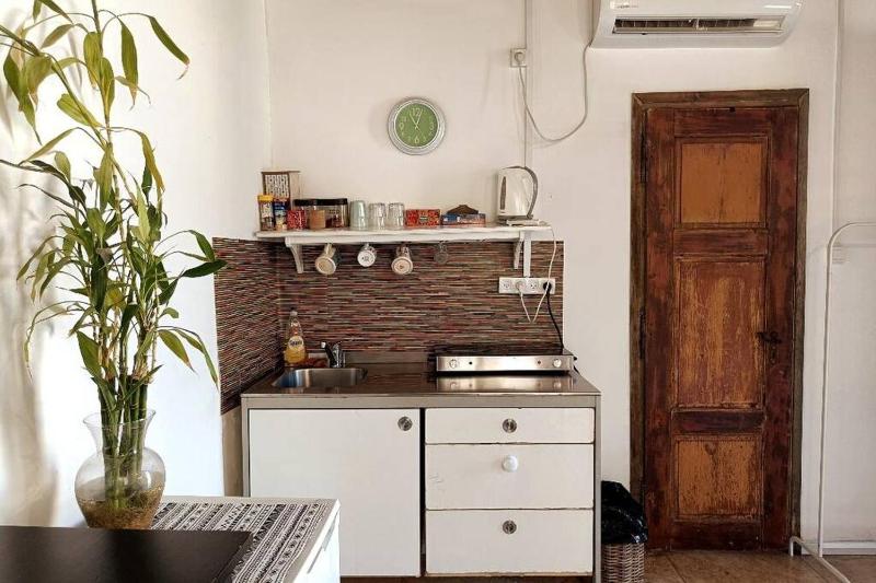 BIG BIG TERRACE KEREM COSY STUDIO — комфортный отель в Тель-Авиве