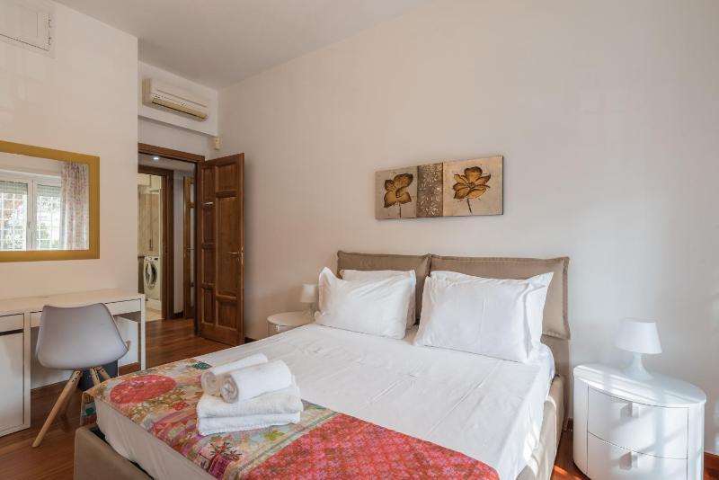 Bright Apt 2 Bedroom and balcony — отель в Риме, Италия
