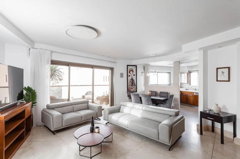 Spacious duplex apartment, great balcony & parking — отзывы гостей и цены