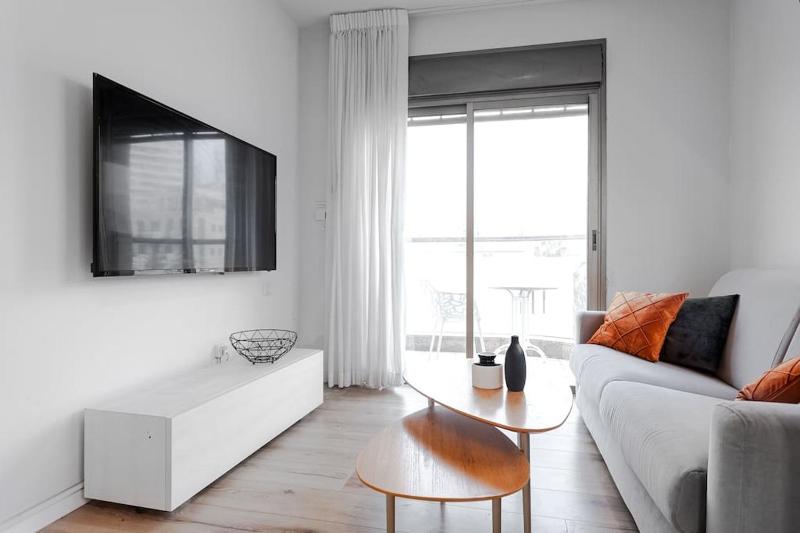 Цены на One Step from the Sea Seaview Apt 9 в Тель-Авиве