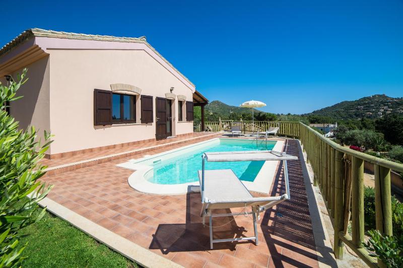 Villa Ara a Torre delle Stelle - Elegante con spiaggia privata