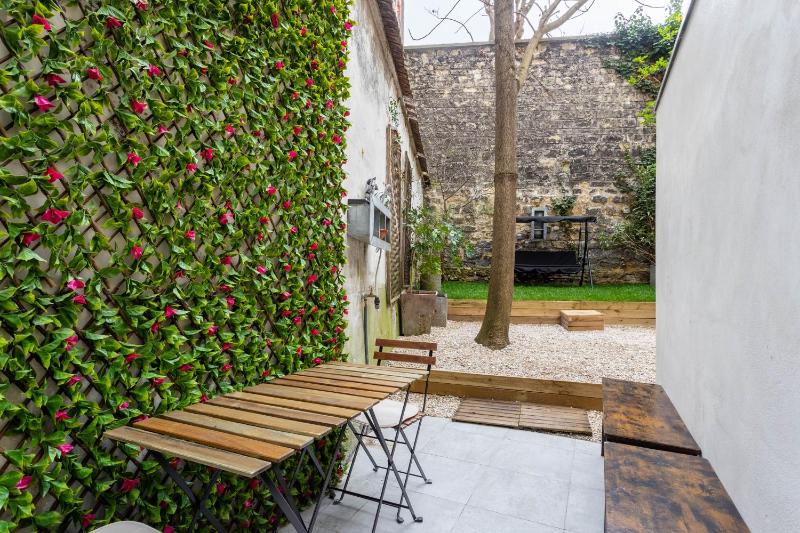 Rare! private garden in Paris, close to Sacre Coeur Basilica! — отель с удобствами в Париже