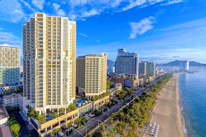 Rozy's Cozy Beachfront Apartment — отель с удобствами в Нячанге