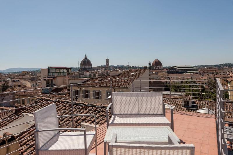 PENTHOUSE with terrace-Hosted by Sweetstay — отель с удобным расположением в Флоренции