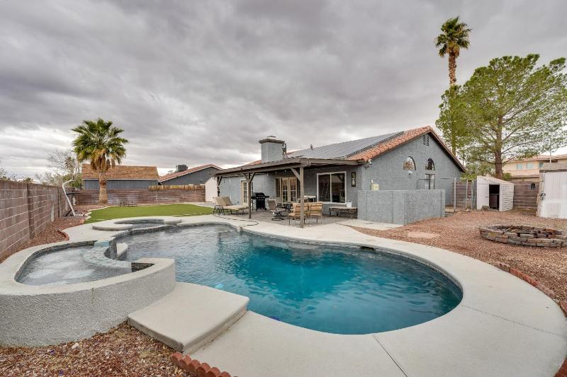 Las Vegas Vacation Rental with Pool - Pet Friendly! — забронировать отель в Лас Вегасе