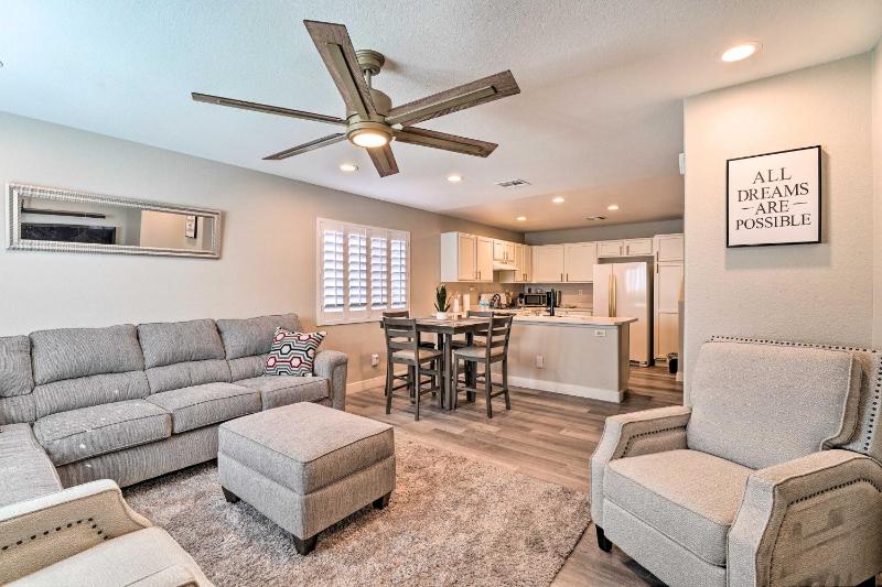 Stylish House with Patio, 8 Mi to Vegas Strip! — отзывы гостей и цены