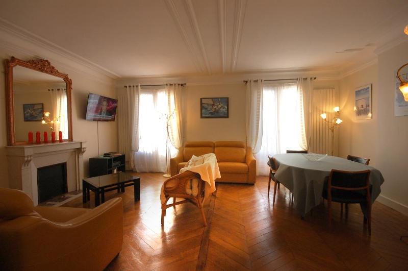 Цены на Appartement 2 pieces Palais des Congres proche Arc de Triomphe в Париже