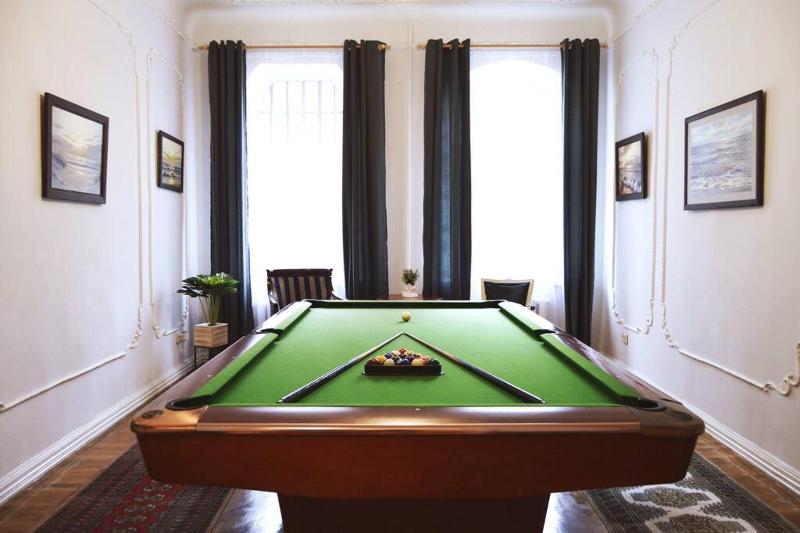 Цены на Unique Spacious Classic 3 bedroom Midtown Apartment ! BILLIARD room ! в риге